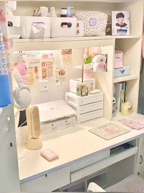 Desk Organization Aesthetic, Study Desk Organization, Aesthetic Desk Decor, Organization Aesthetic, Army Room Decor, Study Desk Decor, Aesthetic Desk, Desk Inspiration, Room Redesign