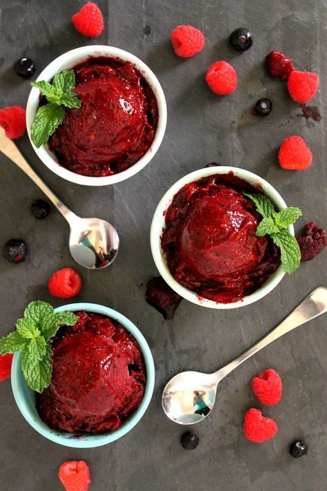 mixed berry sorbet: just 4 ingredients! Berry Sorbet Recipe, How To Make Sorbet, Mixed Berry Sorbet, Cold Desert, Fodmap Foods, Nugget Ice, Dinner Desserts, Berry Sorbet, Ice Making