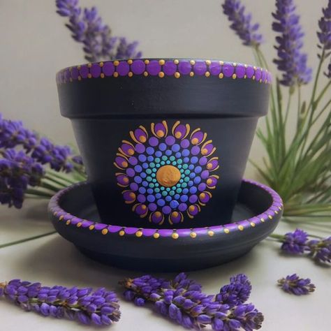 Mandala Dot Art, Flower Pot Art, Plant Pot Diy, Terracotta Flower Pots, Painted Mandala, Flower Pot Crafts, Pot Ideas, Painted Rocks Craft, Painted Flower Pots