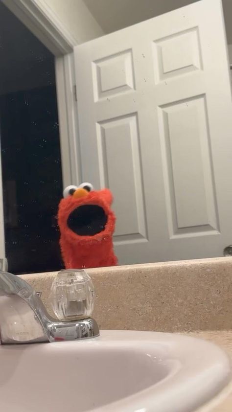 Elmo‘s kind of happy #elmo #elmomemes #memesdaily Elmo Memes Hilarious, Elmo Memes Funny, Elmo Random, Crazy Elmo, Evil Elmo, Elmo Funny, Funny Elmo, Historically Funny, Elmo Meme