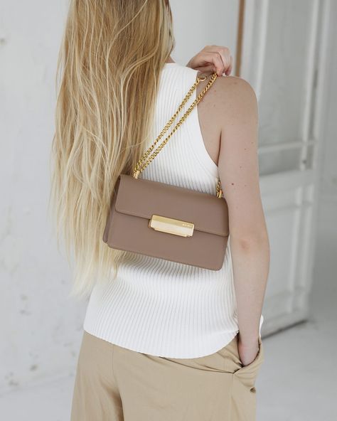 Back in stock, the new version of the Alma. Available in Off-White, Tan, Taupe and black #designedinparis #madeinitaly #ateliersauguste #purse #alma #handbag #purse #QuietLuxury New Version, Back In Stock, Handbag Purse, New Look, Desi, Off White, Purse, Paris, Handbags