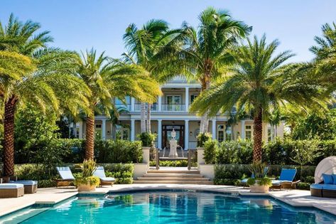 Tour the exquisite Palm Beach mansion that just sold for $49M - Curbed Miami Beach Mansions, Beach Mansion, Mansion Exterior, Beautiful Houses, Expensive Houses, Mansions Homes, Palm Beach Gardens, Dream House Exterior, Maine House