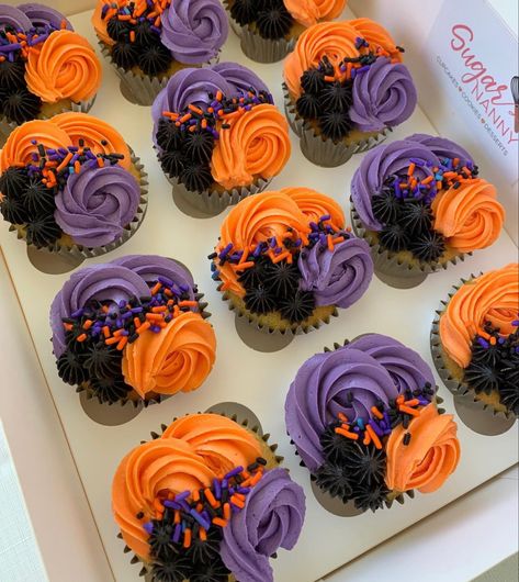 Halloween Themes Cupcakes, Aesthetic Halloween Cupcakes, Cupcake Ideas Halloween, Halloween Bento Cake Box Ideas, Cupcakes Business Ideas, Hocus Pocus Cupcakes Ideas, Halloween Cake Inspiration, Cupcakes Para Halloween, Halloween Cake And Cupcake Ideas