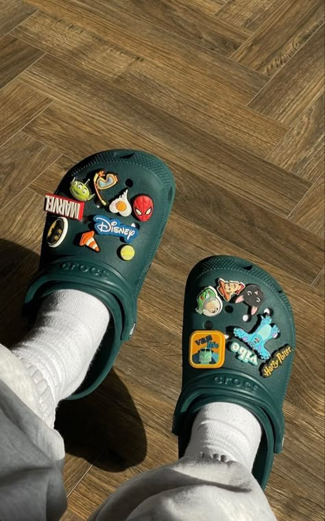 Crocs Aesthetic, Crocs Fashion, Trendy Shoes Sneakers, Dr Shoes, Hype Shoes, Shoe Inspo, Aesthetic Shoes, Croc Charms, Swag Shoes