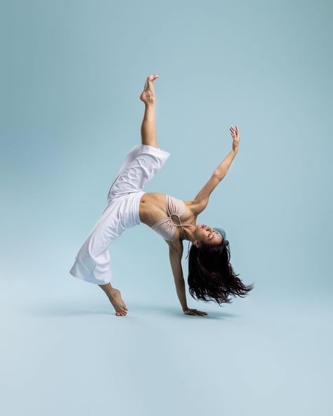 Ashley Ciona | Dance + Portrait Photographer (@ashleyciona.photography) • Instagram photos and videos Dance Photoshoot Ideas Jazz, Modern Dance Photography Poses, Artistic Dance Poses, Dance Group Photoshoot, Dancer Poses Photography, Dance Pictures Poses, Contemporary Poses, Cool Dance Poses, Jazz Dance Photography