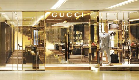 GUCCI ITEMS Fashion Square Mall, Snap Stories, Knightsbridge London, Gucci Store, Clothing Displays, Handbag Stores, Shop Window Design, Display Furniture, Shop Window Displays