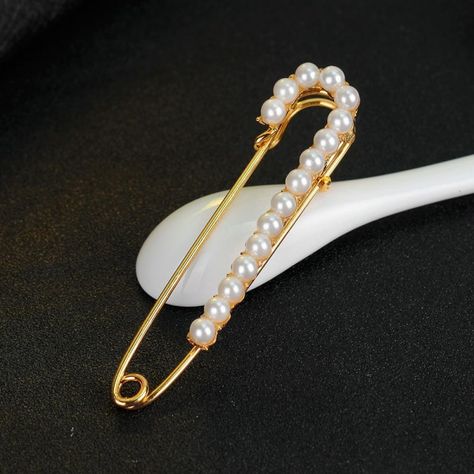 10 Make Your Own DIY Safety Pin Jewelry Ideas Broches Jewelry, Safety Pin Bracelet, New Apple Watch Bands, Safety Pin Jewelry, Pins And Brooches, Animal Pins, Safety Pin Brooch, Wedding Bouquets Bride, Hijab Pins