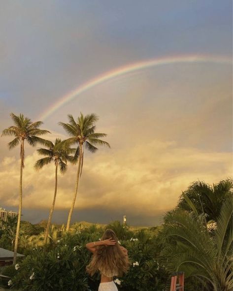 Hawaii Girl Aesthetic, Aesthetic Hawaii Pictures, Living In Hawaii Aesthetic, Sky Photography Aesthetic, Palm Trees Aesthetic, Hawaii Girl, Hawaii Lifestyle, Aesthetic Hawaii, Trees Aesthetic