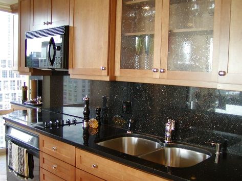 Galaxy Granite Kitchen, Black Kitchen Backsplash, Granite Backsplash Kitchen, Dark Granite Countertops, Black Galaxy Granite, Black Granite Kitchen, Galaxy Granite, Glass Tiles Kitchen, Granite Backsplash