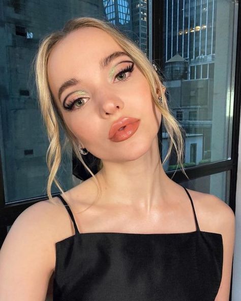 Makeup by Kale Teter Dov Cameron, Female Makeup, Fotos Ideas, Eye Makeup Pictures, Black Liner, Soft Glam, Alexandra Daddario, Dove Cameron, Celebrity Makeup