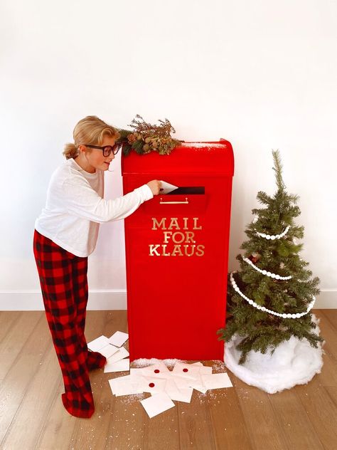 How to make a DIY Santa Mailbox Santa Mailbox Ideas, Santa Mailbox Ideas Diy, Santa Mailbox Diy, Mailbox Ideas Diy, Mailbox Diy, Noel Decor, Santa Mailbox, Christmas Mailbox, Diy Mail