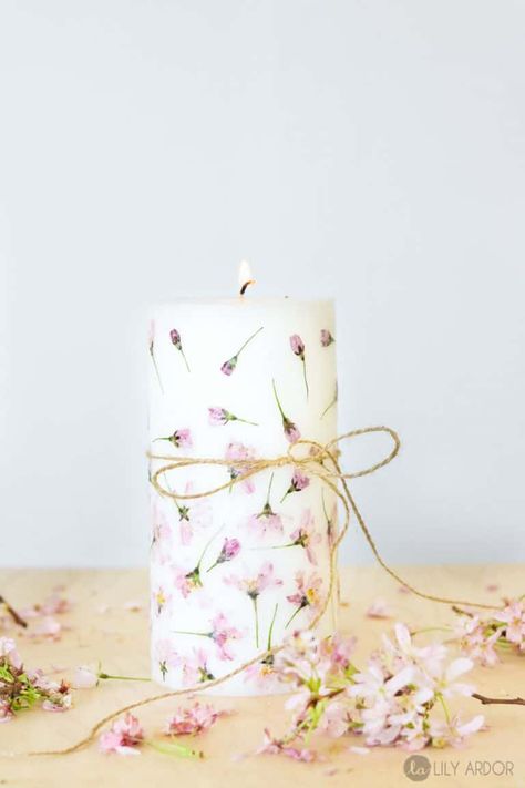 Pressed Flower Candles, Diy Candles With Flowers, Homemade Gift Tags, Diy Mother's Day Crafts, Diy Fleur, White Pillar Candles, Floral Candle, Mothers Day Crafts For Kids, Diy Mothers Day Gifts