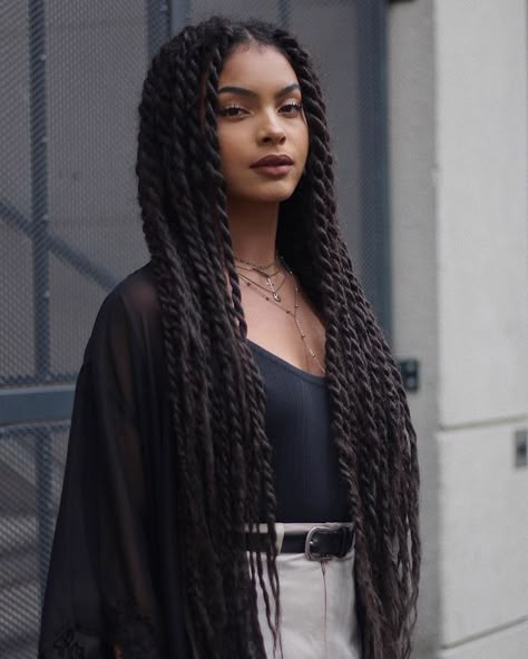 TRANÇAS #tranças #penteados #cabelos #inspiração Hairstyles Beach, Long Box Braids, Hair Summer, Beach Hairstyles, Trending Hairstyles, Long Braids, Braids For Long Hair, Box Braids Hairstyles, Twist Braids