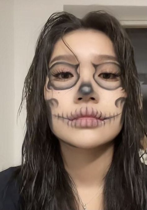 Skeleton Make Up Simple, Holloween Makeup Skeleton, Skull Mouth Makeup, Halloween Makeup Looks Skeleton, Skeleton Halloween Makeup Easy, Skull Makeup Women, Skeloten Makeup, Hot Skeleton Costume, Spooky Makeup Looks Easy