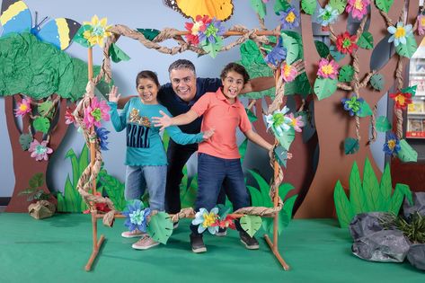 Create a photo opportunity area in your Fair. Include photo booth props from the Book Fair Decoration Kit. Jungle Book Party, School Book Fair, Fair Theme, Scholastic Book Fair, Photo Opportunity, Spring Books, Jungle Art, Book Photo, Diy Bookmarks