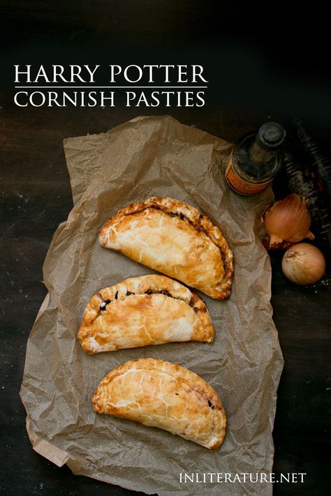 A perfect main meal for a Harry Potter party, as you can make cornish pasties a day ahead, and simply reheat before serving. Cornish Pasties, Geek Food, Harry Potter Food, Anniversaire Harry Potter, Snacks Für Party, British Food, Harry Potter Party, Main Meals, Onions