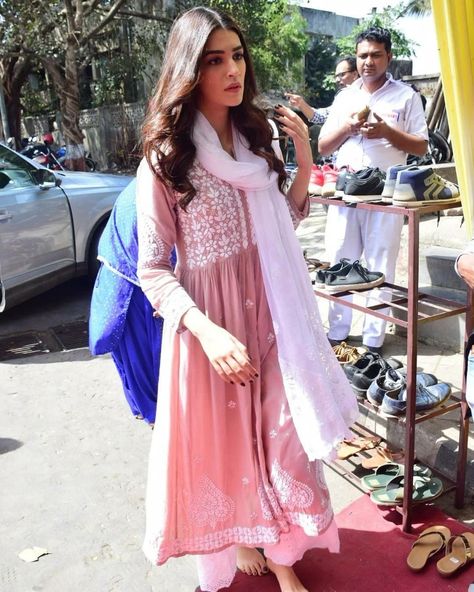 Kriti Sanon Kurti Outfits, Kriti Sanon Dresses, Anarkali Kurtis, Simple Kurti, Celebrity Casual Outfits, Anarkali Dress Pattern, Punjabi Outfits, Desi Wear, Simple Kurti Designs