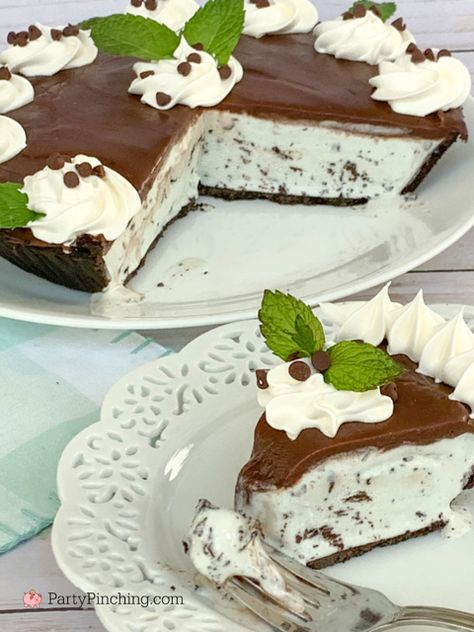 Grasshopper Pie Ice Cream, Mint Ice Cream Dessert Recipes, Ice Cream Pie Recipes Easy, Ice Cream Desserts Easy, Ice Cream Pie Recipes, Mint Chocolate Chip Pie, Mint Chocolate Chip Ice Cream Pie, Homemade Fudge Sauce, Chocolate Chip Ice Cream Pie