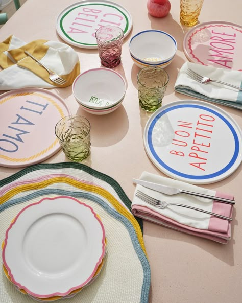 Dinner Table Set Up, Dancing On My Own, Unique Plates, Dinner Table Setting, Italian Words, Colored Glassware, Keramik Design, Creative Display, Printed Napkins