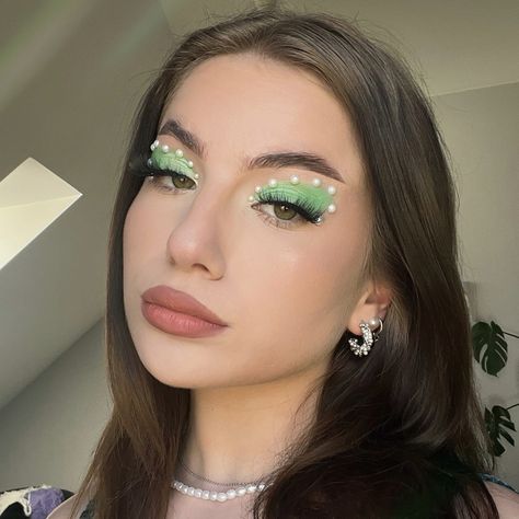 Green Makeup With Pearls, Green Pastel Eyeshadow, Green Gem Eye Makeup, Green Makeup Looks With Gems, Green White Makeup, Green Pearl Makeup, Green And White Eye Makeup, Green And Silver Eyeshadow, Eyeshadow Looks With Gems