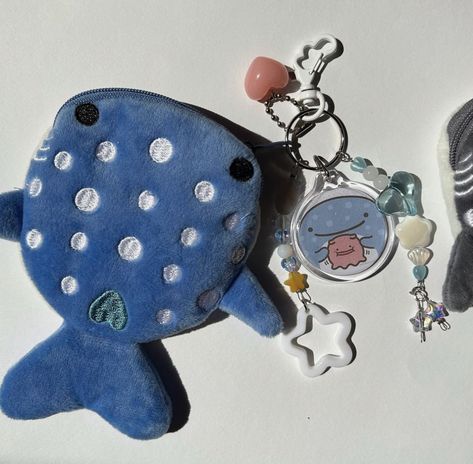 Cute Shark Things, Blue Keychain Aesthetic, Shark Trinkets, Kawii Keychains, Jellyfish Keychain Aesthetic, Images Hello Kitty, Whale Shark, Cute Keychain, Aesthetic Themes