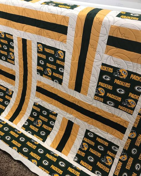 Look how fun this Packers quilt is!! This football quilting pattern is so awesome! 🏈🏈🏈 Thanks Tina for letting me quilt such a fun quilt! . . . . #longarmquilting #quiltinglove #footballquilt #greenbaypackers #guyquilt #boyquilt #manquilt #packers #packersquilt #sportsquilt Nfl Quilts Ideas, College Quilt Patterns, Football Quilt Pattern, Green Bay Packers Quilt, Steelers Quilt, College Quilts, Viking Quilt, Themed Quilts, Ut Football