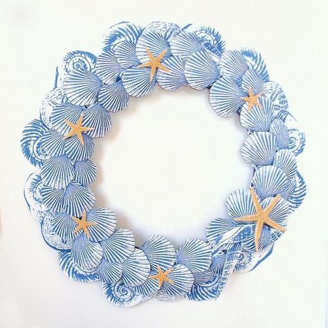 Take some beach themed napkins out of the drawer and turn them into a wonderful OOAK wreath using ModPodge to cover the shells with the napkins! Caspari Napkins, Art Coquillage, Circle Graphic, Shell Wreath, Shells And Sand, Nautilus Shell, Shell Decor, Beach Crafts, Metal Wreath