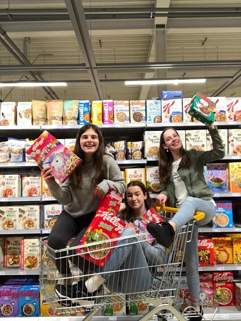 #supermarket #bestfriends #photos Trio Pics, Calm Pictures, Trio Poses, Best Frind, Friends Photoshoot, Fun Sleepover Ideas, Book Instagram, Foto Shoot, I Love My Friends