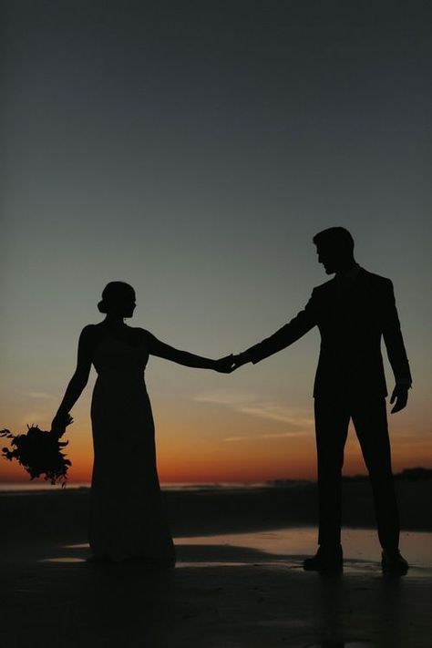 Beach Photography Wedding, Silhouette Couple Photography, Wedding Picture Ideas Beach, Beach Wedding Portraits, Beach Pre Wedding Shoot, Couples Silhouette, White And Green Florals, Wedding Pictures Beach, Editorial Elopement