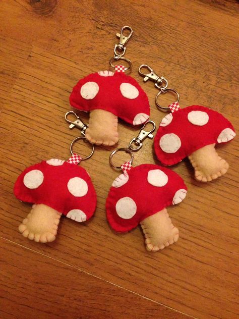 Felt Toadstool Keyrings Felt Crafts Free Pattern, Flanel Craft Handmade, Felt Keychain Ideas, Felt Toadstool, Felt Keyrings, Felt Keyring, Felt Toys Diy, Diy Keyring, Handmade Journals Diy