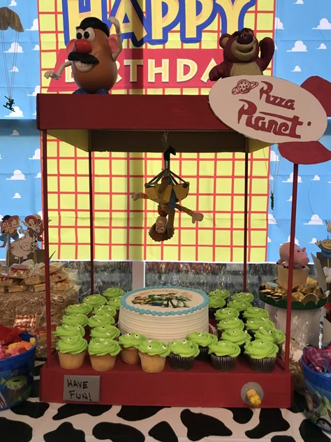 Toy Story Cupcakes Diy, Toy Story Cake Table, Toy Story Themed Cupcakes, Toy Story Dessert Table Ideas, Toy Story First Birthday Centerpieces, Toy Story Cupcakes Ideas, Toy Story Birthday Centerpieces Diy, Toy Story Second Birthday Cake, Toy Story Birthday Desserts