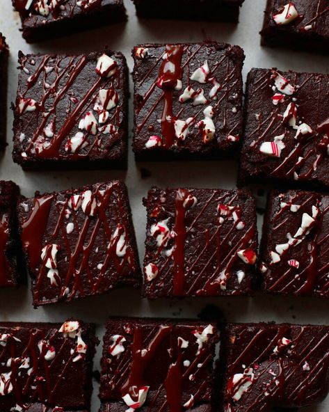 PALEO PEPPERMINT BROWNIE CAKE — Nicole Modic Peppermint Brownies Recipe, Peppermint Brownie, Potato Brownies, Peppermint Brownies, Sweet Potato Brownies, Brownie Recipe, Melting Chocolate Chips, Brownie Cake, Chocolate Peppermint