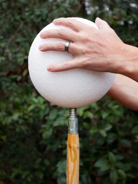 Attach Ghost's Head  Push a large foam ball onto the top of the paint roller extension pole to create the ghost's head. Yard Decorations Diy, Happy Samhain, Halloween Yard Decorations Diy, Halloween Ghost Craft, Diy Halloween Ghosts, Diy Ghost, Ghost Crafts, Halloween Ghost Decorations, Hallowen Ideas