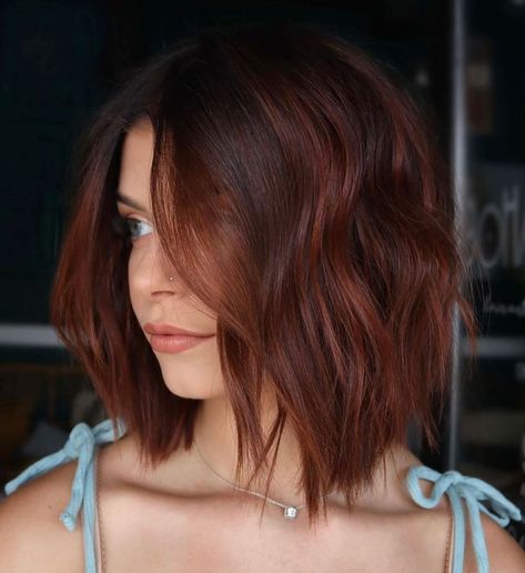 Dark Copper Brown Lob Auburn Hair Color Blonde Highlights, Copper Choppy Bob, Auburn Balayage Bob, Dark Auburn Short Hair, Short Auburn Hair Bob, Auburn Bob Haircut, Short Auburn Hair, Short Copper Hair, Mahogany Brown Hair