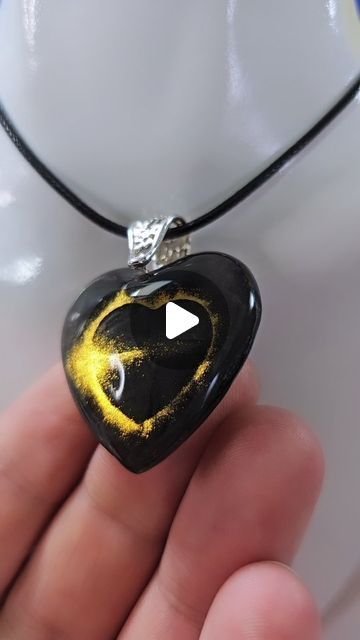 Epoxy Jewelry Diy Ideas, Resin Pendant Ideas, Uv Resin Ideas, Resin Craft Ideas, Resin Jewelry Ideas, Resin Pendant Tutorial, Resin Art Jewelry, Total Eclipse Of The Heart, Resin Jewelry Tutorial