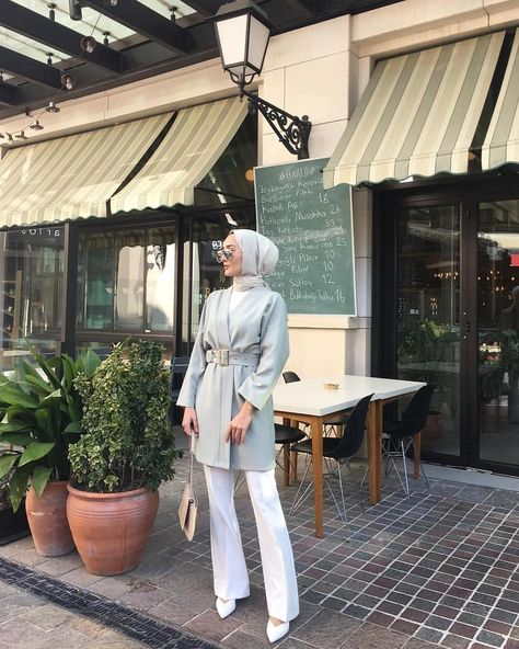 hi tea ☕ Hijab Stile, Office Outfits Women Casual, Stile Hijab, Hooded Sweatshirt Dress, Street Hijab Fashion, Mode Turban, Hijab Style Casual, Office Outfits Women, Hijabi Outfits Casual