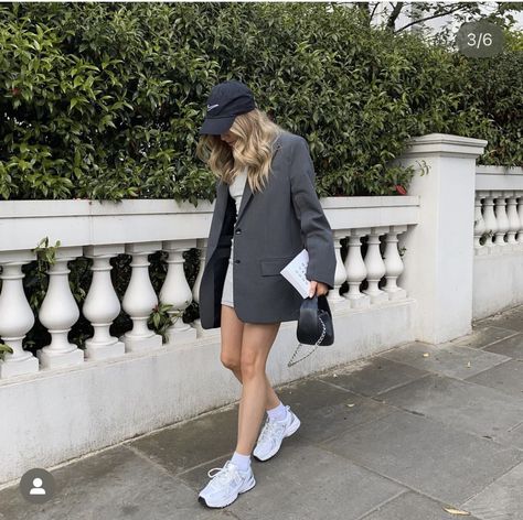 Blazer And Tennis Shoes Outfit, Blazer New Balance, Tweed Blazer Outfit, Eurotrip Outfits, Grey Blazer Outfit, Dresses With Tennis Shoes, Balance Outfit, Hot Fall Outfits, Japan Autumn