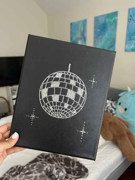 Disco ball sparkly Simple Disco Ball Painting, Canvas Painting Ideas Disco Ball, Diy Diamond Painting Ideas, Disco Ball Painting Easy, Disco Tile Diy, Diy Disco Party Decorations, Disco Ball Craft, Painted Disco Ball Canvas, Abstract Disco Ball Painting