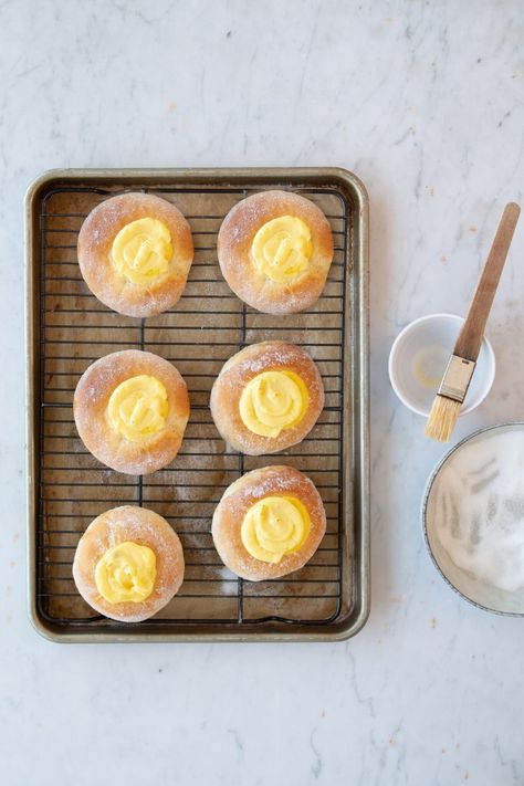 Custard Buns, Finnish Recipes, Cardamom Buns, Nordic Kitchen, Twist Bun, Bun In The Oven, Vanilla Custard, Swedish Recipes, Bun Recipe