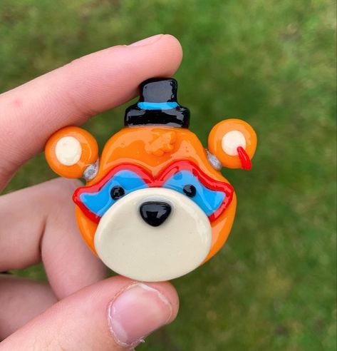 Fnaf Security Breach Glamrock Freddy, Fnaf Clay, Clay Pins, Glamrock Freddy, Fnaf Security Breach, Security Breach, Clay Charms, Cute Crafts, Clay Crafts