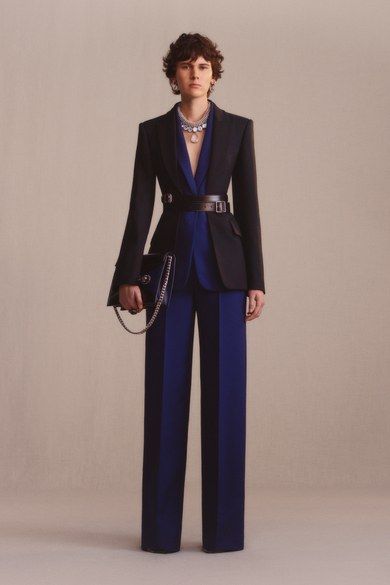 Alexander McQueen Pre-Fall 2019 collection, runway looks, beauty, models, and reviews. Look Formal, Mcqueen Fashion, Woman Suit Fashion, Savile Row, Black Suit, Suit Fashion, Pre Fall, Elegant Woman, Couture Fashion