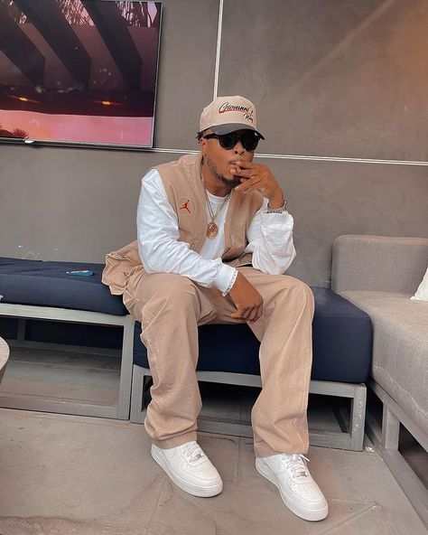 Tan Streetwear Outfit, Nude Outfits Men, Nude Shoes Outfit, Snapback Outfit, Aesthetic Drip, Hat Outfit Men, Black Outfit Men, Nude Outfits, Fits Streetwear