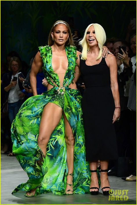 Jennifer Lopez Wears a Replica of Her Iconic Green Dress at Versace 2020 Fashion Show! Jennifer Lopez Versace Dress, Versace 2020, Grammy Dresses, Versace Gown, Jennifer Lopez Dress, Alex Rodriguez, Antonio Marras, Versace Dress, Skirt Trends