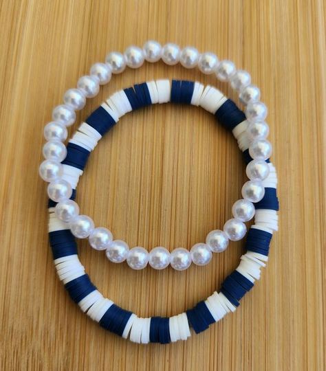 Bracelet Inspo Clay Beads Preppy, Elegant Clay Bead Bracelets, Navy Blue Clay Bead Bracelets, Bracelet Making Clay Beads, Clay Bead Color Ideas, Clay Bracelet Ideas Beach, Clay Bead Bracelet Ideas For Men, Cute Bracelet Ideas Glass Beads, Blue And White Clay Bead Bracelets