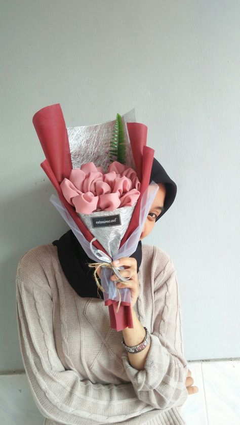 Hijab Gifting Ideas, Buket Hijab Tutorial, Hijab Bouquet Tutorial, Hijab Bouquet, Hijab Gift, Felt Bouquet, Photography Set Up, Edible Bouquets, Diy Hair Scrunchies