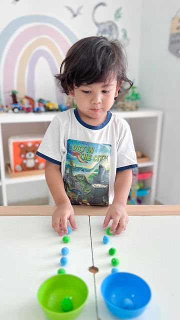 Peeja | Ayden & Alfie on Instagram: "A fun bilateral coordination practice for your kids! This activity gives them the opportunity to use and control both sides of their body, plus using both sides of the brain too. ➡️ Suitable from 3yo+ (Ayden is 4yo) Our content is for educational purpose. ‼️ Strictly NO REPOST ‼️ #AydenAlfiePlays #kidsactivities" Bilateral Activities, Preschool Occupational Therapy Activities, Bilateral Activities For Kids, Bilateral Coordination Activities, Bilateral Hand Coordination Activities, Occupational Therapy Bilateral Coordination Activities, Brain Activities For Kids, Eye Hand Coordination Activities Kids, Bilateral Coordination Activities Kids