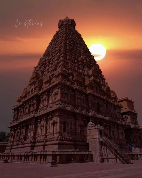 Peace is seeing the sunrise or a sunset and knowing who to thank 😌 Credits : @lr_stories._ #thanjavur #templephotography #ancient #photographer #sea #beautiful #sunrisephotography #cloudcomputing #love #sunsets #blue #sunrise #cloudscape #goodmorning #travelhippo_ #sky #world #cloud #temple #sunset Big Temple Thanjavur, Thanjavur Temple Photography, Thanjai Periya Kovil Wallpaper, Indian Castle, Big Temple, Hindu Architecture, Blue Sunrise, Temple India, Temple Photography