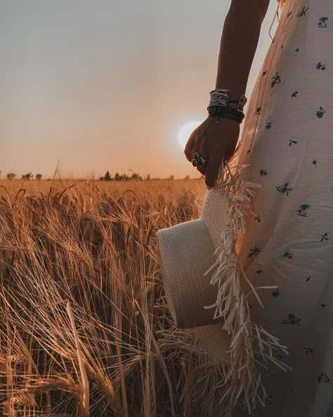 Bohemian Photoshoot, Boho Brand, Fashion Model Poses, Nature Photoshoot, Beach Portraits, Outdoor Portraits, Portrait Photography Poses, Fall Photoshoot, Foto Art