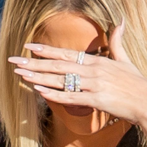 Khloe Kardashian Nude Nails | Steal Her Style Khloe Kardashian Ring, Khloe Kardashian Hair Short, Khloe Kardashian Nails, Kardashian Jewelry, Pink Foil Nails, Kardashian Nails, Estilo Khloe Kardashian, Kylie Nails, Khloe Kardashian Style