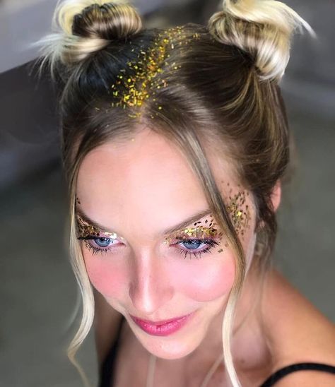 Glitter Carnaval, How To Make Glitter, Glitter Photography, Glitter Face, Dewy Makeup, Glitter Decor, Glitter Wedding, Festival Makeup, Glitter Hair